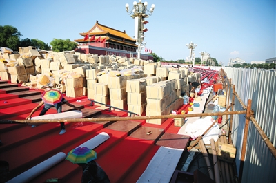天安門(mén)廣場(chǎng)開(kāi)搭閱兵臨時(shí)觀(guān)禮臺  LED顯示屏登上天安門(mén)