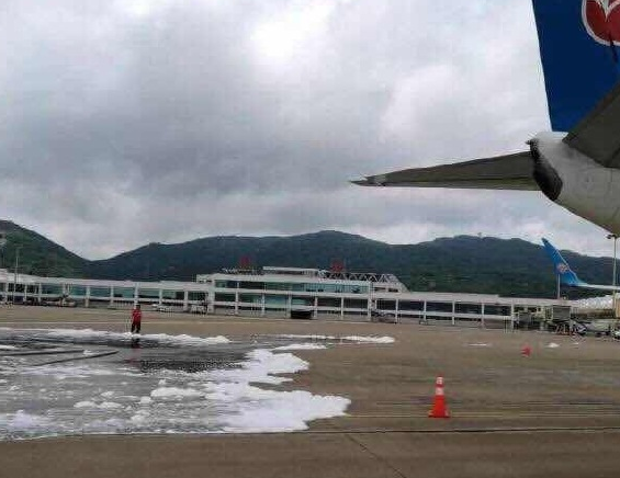 烏龍！長(cháng)安航空首航飛機珠海機場(chǎng)“過(guò)水門(mén)” 消防車(chē)誤噴泡沫致飛機停飛