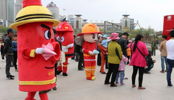 卡通明星現身中心廣場(chǎng) 助陣“五一”消防知識宣傳